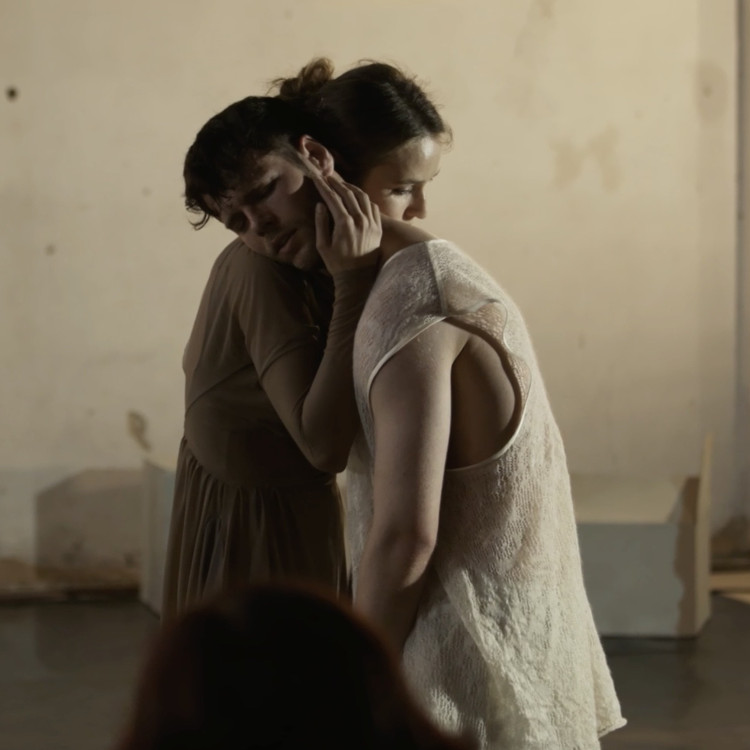 Autorské představení JARO uměleckého uskupení Fluō 