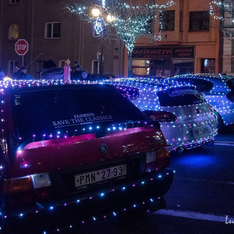 Vánoční jízda nazdobených aut