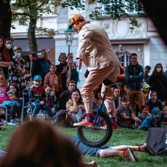 Festival nového divadla a performance Nastevřeno