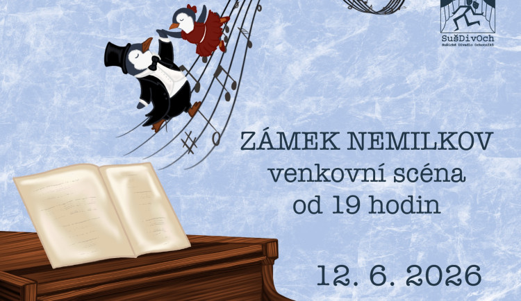 Divadelní představení Valčík tučňáků na nádvoří zámku Nemilkov