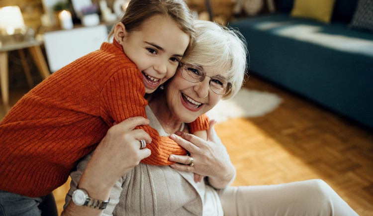 Dítě se nesmí nudit, tvrdí rodiče. Prarodiče s nimi často nesouhlasí