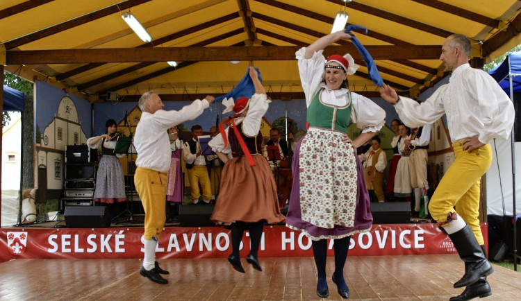 Hudba, tanec, barvy, chutě a vůně. To byly Selské slavnosti v Holašovicích