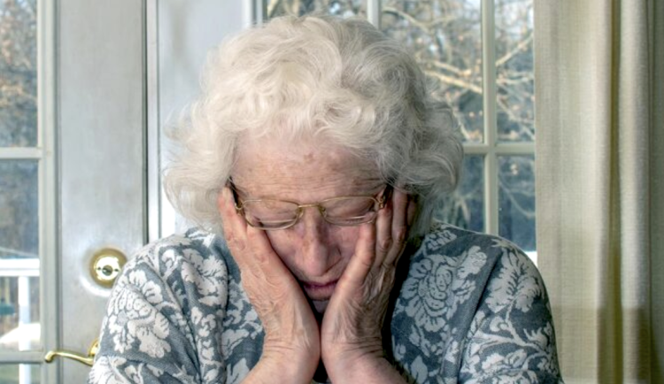 Seniorka z Děčína přišla o více než 814 tisíc korun, uvěřila podvodné reklamě 
