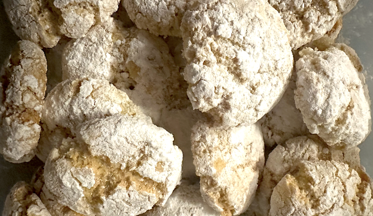 Ricciarelli. Skvělé mandlové sušenky původem z Toskánska, kterými ohromíte návštevy o svátcích. Když je hned nesníte