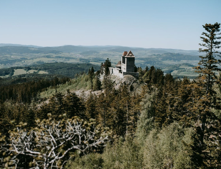 Začneme zlehka. Na fotce je hrad Kašperk. Ve které pohádce si zahrál významnou roli?
