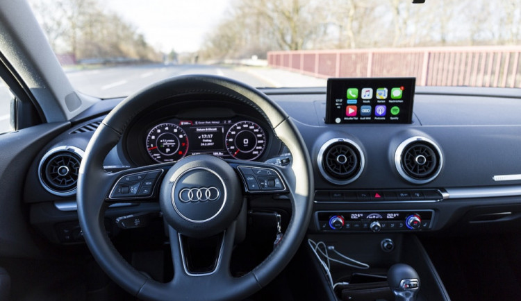 Řidič Audi začal vybržďovat linkový autobus plný lidí, policisté hledají svědky