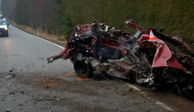 Kolemjedoucí řidič našel nabourané auto. Uvnitř byl řidič v bezvědomí, nakonec bohužel zemřel