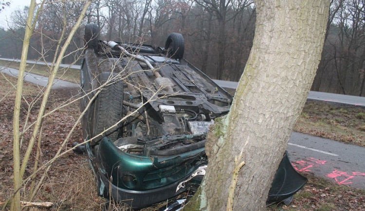 FOTO: Opilý dvacetiletý mladík otočil auto na střechu a opřel ho o strom, domů se vydal pěšky