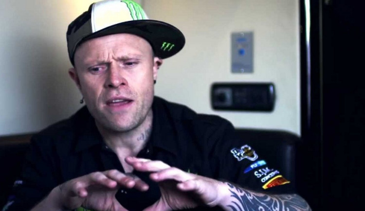 Rána pro fanoušky The Prodigy. Zpěvák skupiny Keith Flint byl dnes nalezen mrtev