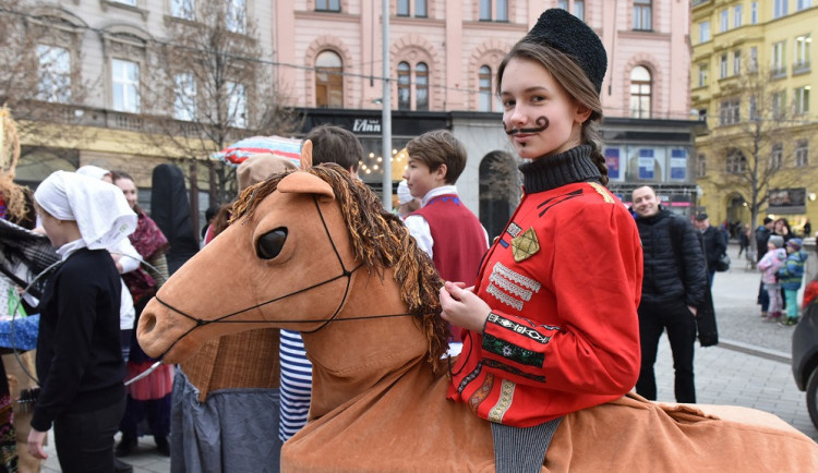 Zpěv, tanec a bláznivé masky. Brno dnes odpoledne ovládne fašank