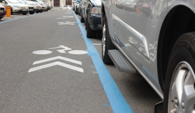 Systém rezidentního parkování by měl začít fungovat od 1. dubna