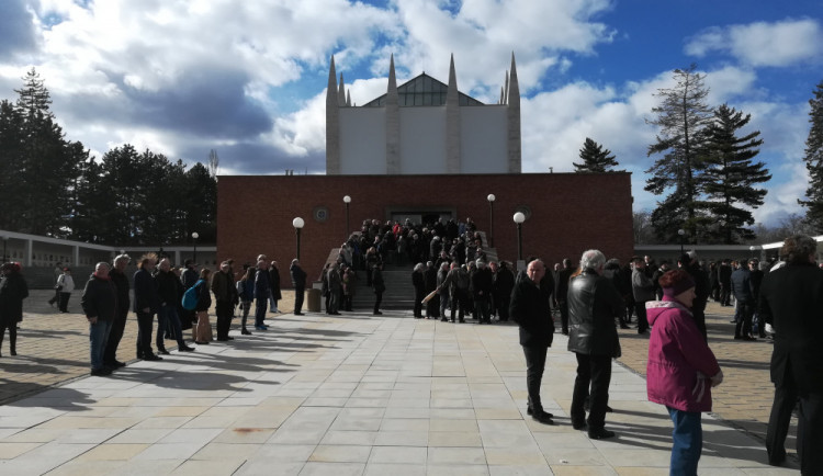 Stovky lidí se v Brně rozloučily s legendárním hercem Jiřím Pechou