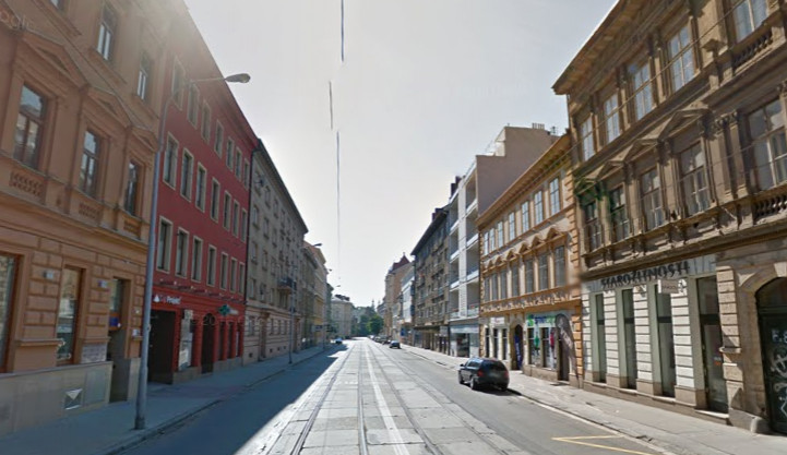 Řidiči dostávají za parkování na Údolní pokuty, město do konce týdne stání opět umožní