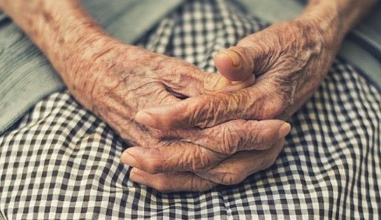 Ahoj babi, tady pravnuk, zavolal podvodník důvěřivé seniorce. Ta mu poslala 120 tisíc a šperky