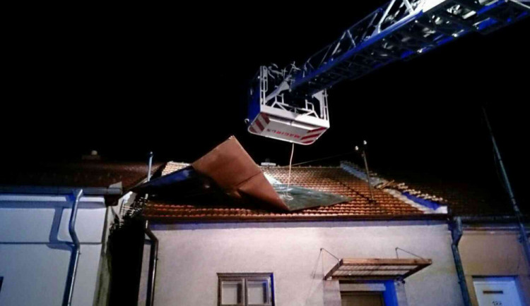 FOTO : Na jižní Moravě jsou tisíce domácností bez elektřiny, silný vítr odnášel i střechy