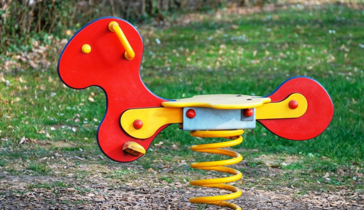 Z dětského hřiště u Prýglu někdo ukradl houpacího koníka