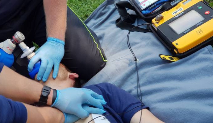 Padesátiletý muž zkolaboval při hraní kuželek, policisté ho přivedli zpět k životu