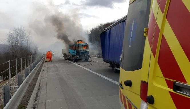 FOTO: Na D1 dnes začal hořet kamion, tvořily se kilometrové kolony