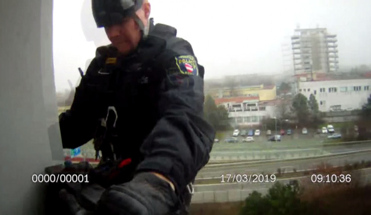 VIDEO: Brněnští strážníci zachránili devadesátiletou seniorku, slanili se k ní přes balkón