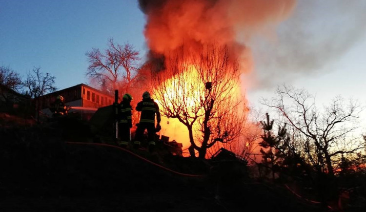FOTO: Hasiči dnes nad ránem likvidovali požár chaty v Brně. Dva lidé skončili v nemocnici