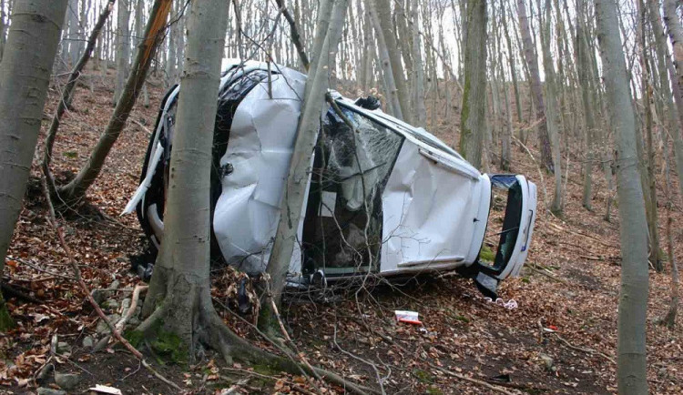FOTO: Muž zapomněl zatáhnout ruční brzdu, jeho nová Fabie se skutálela lesem