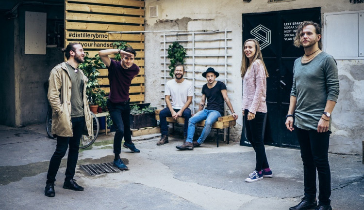 Zahráli si s Glenem Hansardem. Nyní brněnská kapela křtí novou desku, která rozhodně stojí za pozornost