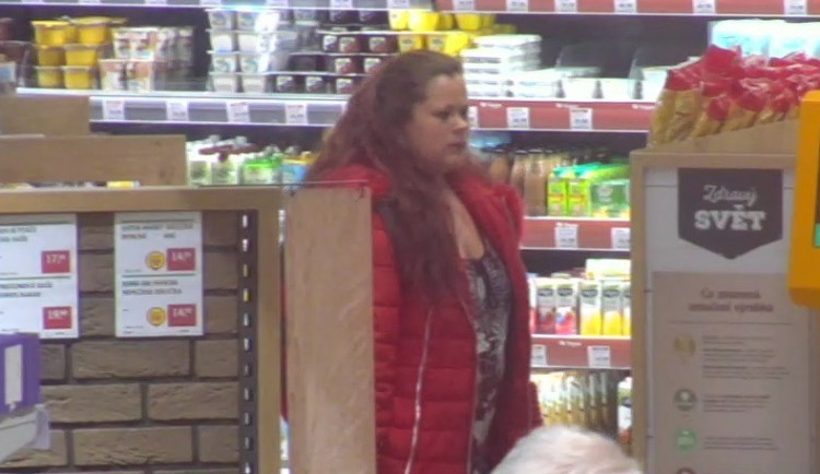 VIDEO: Žena pomáhala zloději krást v brněnském supermarketu, nepoznáte ji?