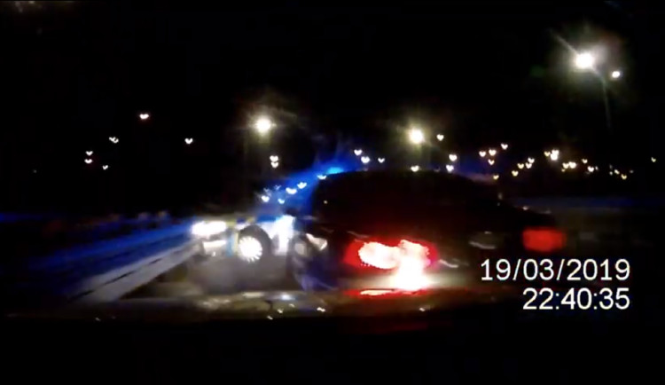 VIDEO: Šílená policejní honička po Brně. Na cizince v kradeném autě plném zbraní museli policisté střílet