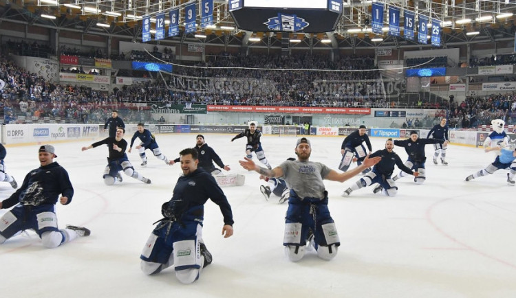 VIDEO: Kometa ve čtyřech zápasech smetla Hradec a je v semifinále. V Rondu se bouřlivě slavilo