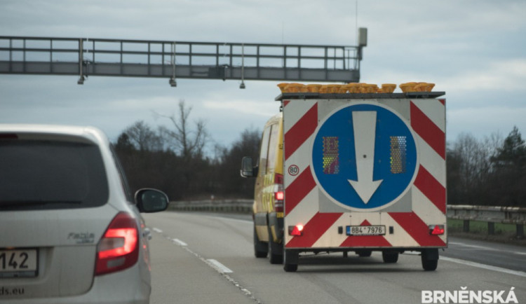 Řidiči musí na D1 počítat s potížemi. Kvůli opravě mostu se uzavře sjezd na Vyškov