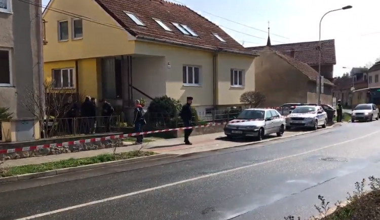 Policisté už pracují pouze s jednou verzí střelby v Ostopovicích: syn zastřelil matku a pak sebe
