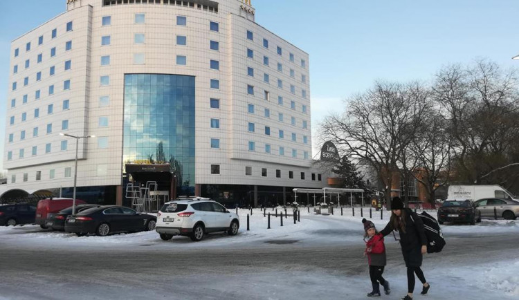 Soud vydal předběžné opatření: Procházkovy firmy nesmí bránit ve vjezdu na parkoviště u Boby a hokejové haly