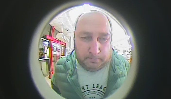 FOTO: Tento muž vybíral z kradené karty. Nepoznáváte ho?