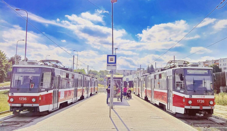 Útočník bezdůvodně zmlátil řidiče brněnského dopravního podniku. Na strážníky pak mňoukal