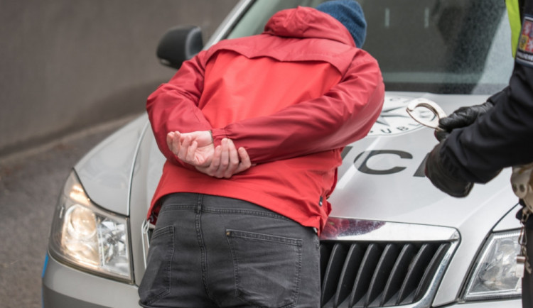Policisté po sedmi letech dopadli Rumuna, který v Břeclavi přepadl mladou ženu. Chytili ho ve Francii