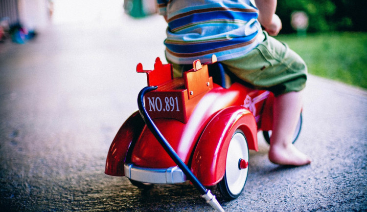 Dospělý muž se v Brně pokusil ukrást dětské autíčko, skončil v poutech