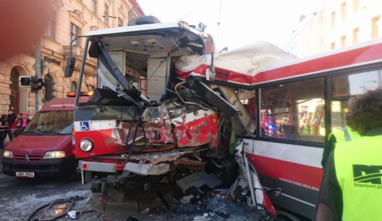 FOTO/VIDEO: V Brně na Křenové se čelně srazila šalina s trolejbusem, na místě jsou desítky zraněných