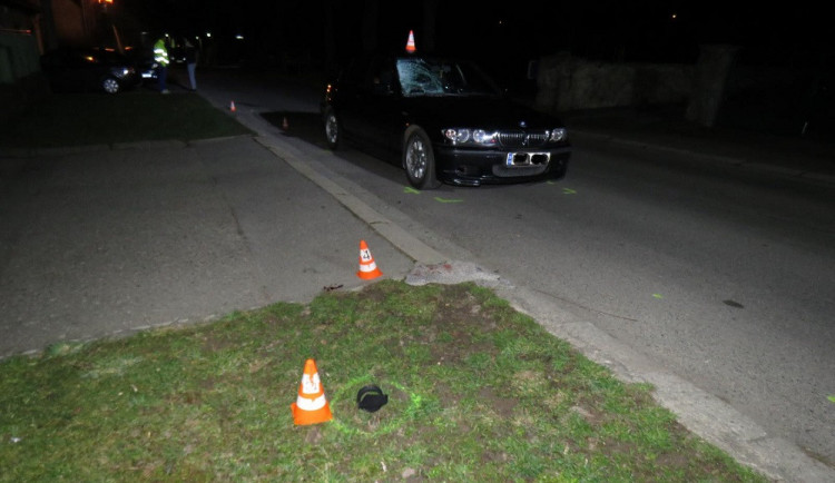 FOTO: Mladý řidič srazil chodkyni, měl pozitivní test na marihuanu. Policisté hledají svědky