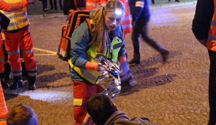 FOTO: Na koncertu v Brně začalo hořet, několik lidí bylo i pobodáno. Na výstavišti cvičily bezpečnostní složky