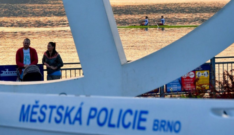 S patnáctiletými chlapci se na Prýglu utrhlo molo, zachránit je musel až strážníci na člunech