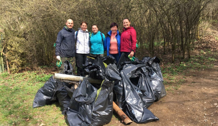 Klimatizace, peřiny či dámský kožich. Brněnští strážníci napěchovali při sobotním úklidu sto pytlů odpadu