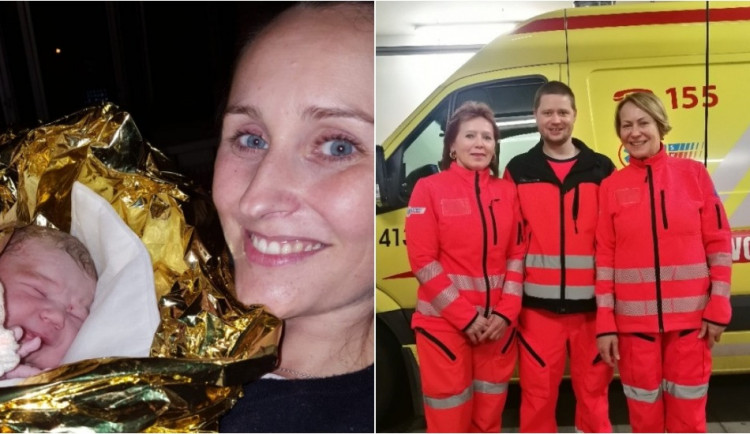 Rodící maminka už to do nemocnice nestihla, zdravého chlapečka porodila se záchranáři na parkovišti