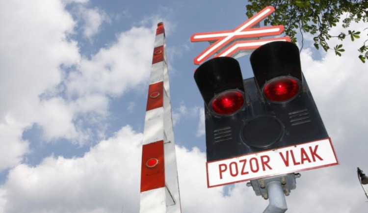 Devatenáctiletý řidič vjel na Vyškovsku na přejezd v době, kdy svítila signalizace. Do auta narazil vlak