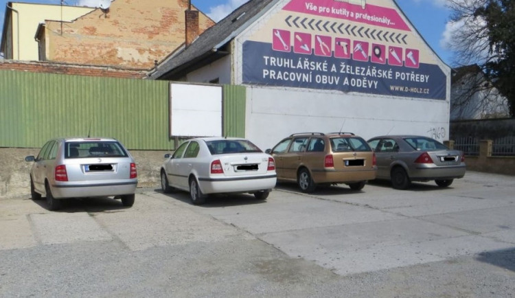 Neznámý vandal se vyřádil na zaparkovaných autech. Poškrábal dveře, kapotu i sklo