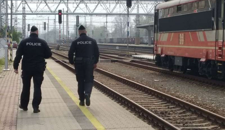 Policisté kontrolují vlaková nádraží po celé jižní Moravě. Za přeběhnutí kolejí hrozí pokuta až 10 tisíc