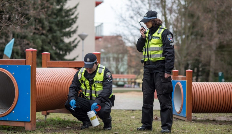 Strážníci se vydají do ulic odstraňovat injekční stříkačky. S pomocí detektorů kovu se zaměří i na dětská hřiště