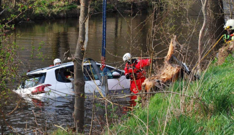Auto skončilo po nehodě na Brněnsku střechou dolů ve Svratce, pod hladinou zemřeli dva lidé