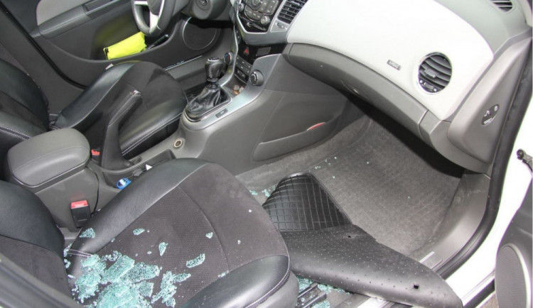 FOTO: V okolí Pekařské v Brně řádí zloděj, který ničí auta kvůli palubním kamerám