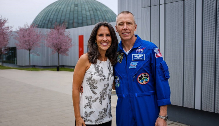 Jednou budeme obývat i jiné planety, prohlásil v Brně americký astronaut, který do vesmíru vyvezl Krtečka
