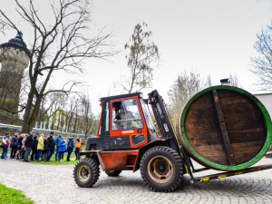 Smolení sudů v Plzeňském Prazdroji.
